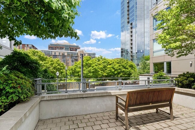 Building Photo - 2 Bed, 2 Bath Bright & Modern Condo in the Pearl District - Now Available!