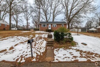 Building Photo - Charming 3/1 with fenced-in backyard