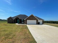 Building Photo - Serene and rural, close to Chickasha and B...