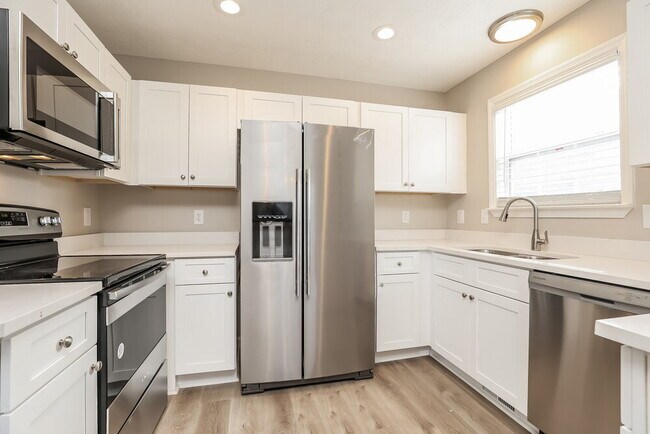 Building Photo - 721 Shandale Dr