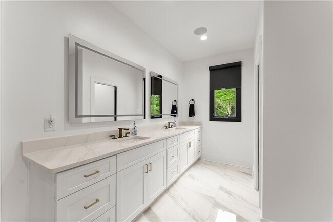 Building Photo - 151 S Pointe Dr