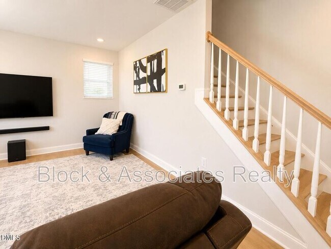 Building Photo - 118 Faxton Wy