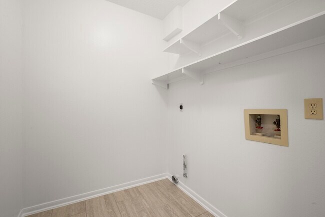 Building Photo - 16014 Lakestone Dr