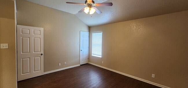 Building Photo - 3 Bedroom 2 bath Duplex South Killeen VIEWABLE SOON