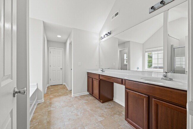 Building Photo - 4 bed/2.5 bath in Matthews - 1st Month's Rent only $1000!