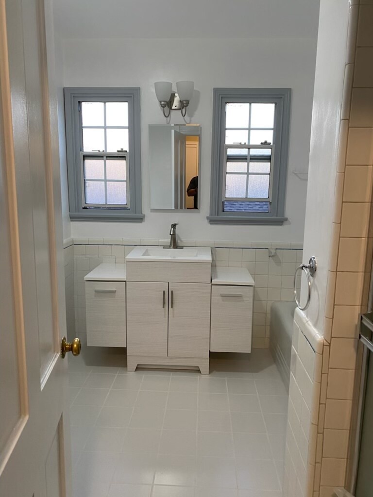 Bathroom - 2019 S Longwood Ave