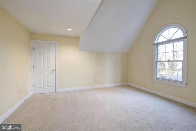 Building Photo - 2082 Hunters Crest Way