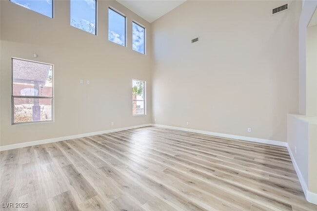 Building Photo - 9272 W Viking Rd