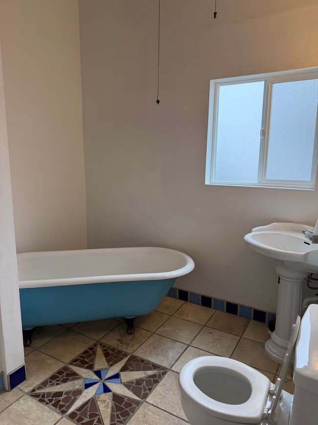 Building Photo - 2 bedroom, 2 bathroom house.