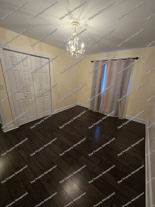 Building Photo - Three Bedroom Bi-Level