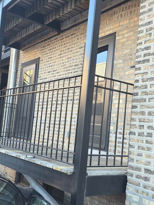 Building Photo - 2544 W Hollywood Ave