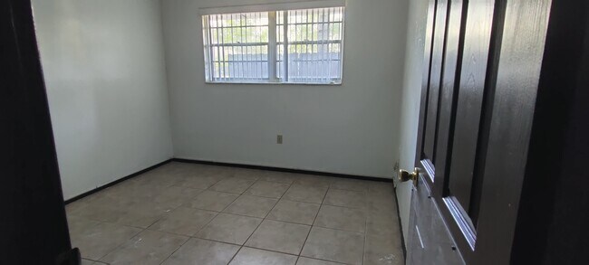 Building Photo - 6900 N Kendall Dr