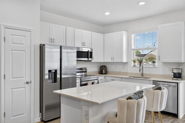 Building Photo - 1325 Stockwell Ave