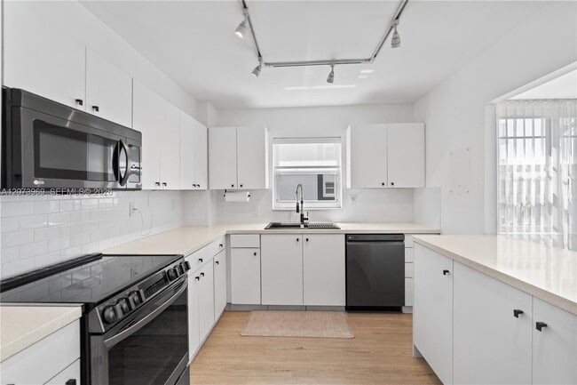 Building Photo - 9250 W Bay Harbor Dr