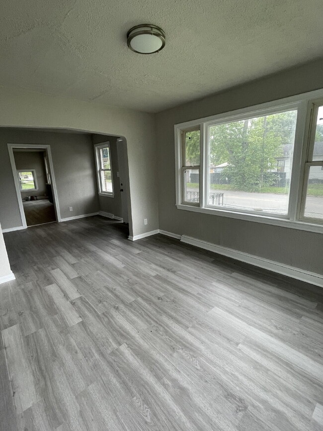 Building Photo - Spacious 5-bed house in Gary!