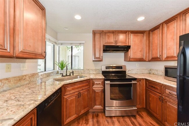 Building Photo - 22757 Lakeway Dr