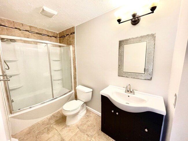 Building Photo - 3 Bed-1.5 Bath Condo In Avon Lake