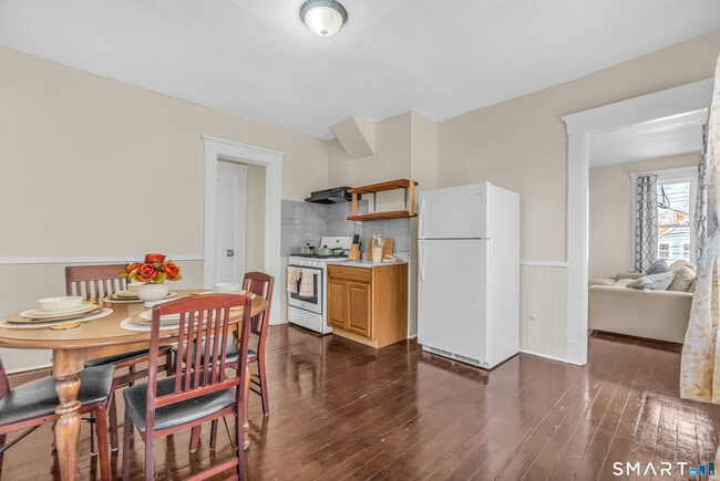 Building Photo - 766 George St