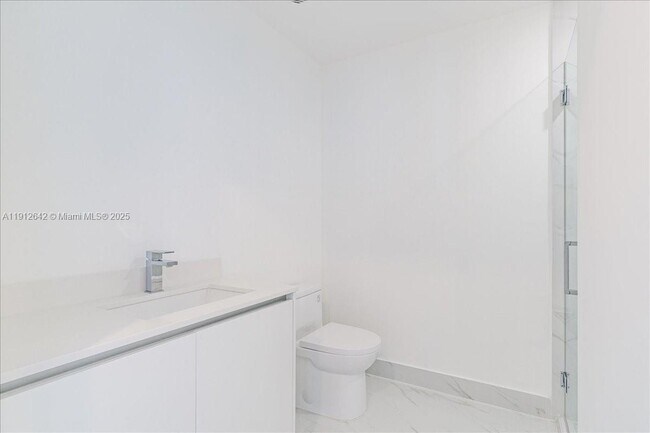 Building Photo - 700 NE 24th St