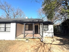 Building Photo - ** 2 bed 1 bath located in South Fairview ** Call 334-366-9198 to schedule a self tour