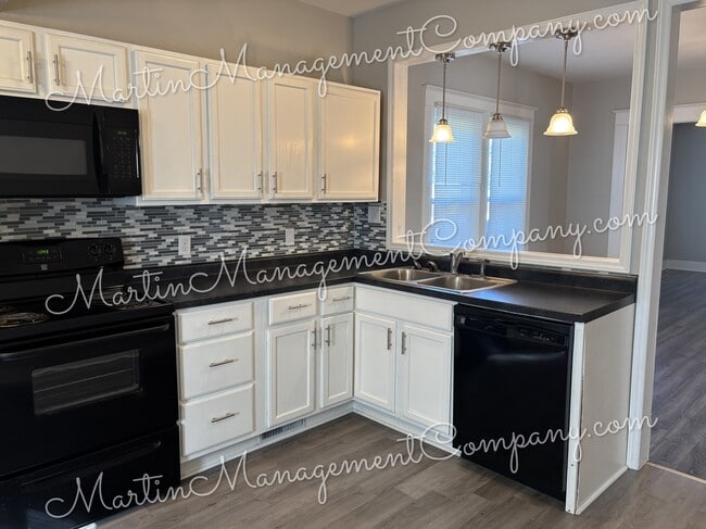 Building Photo - 1528 E 6th St