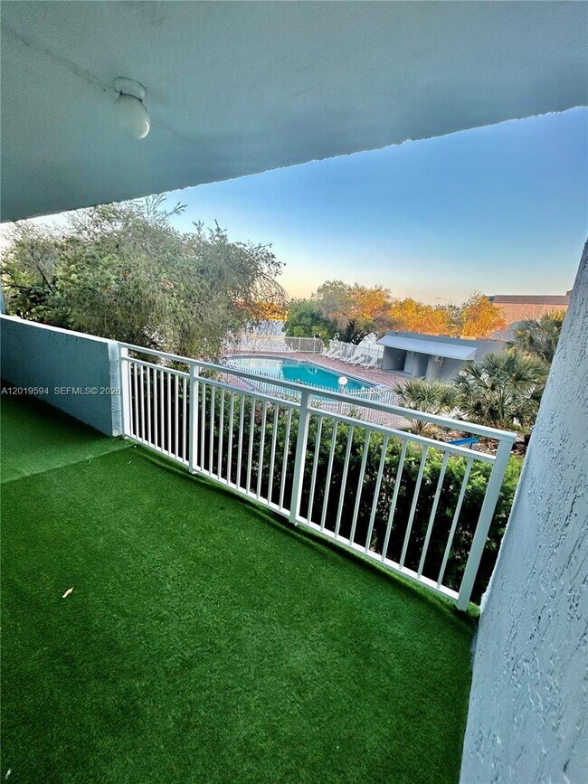 Building Photo - 9375 Fontainebleau Blvd