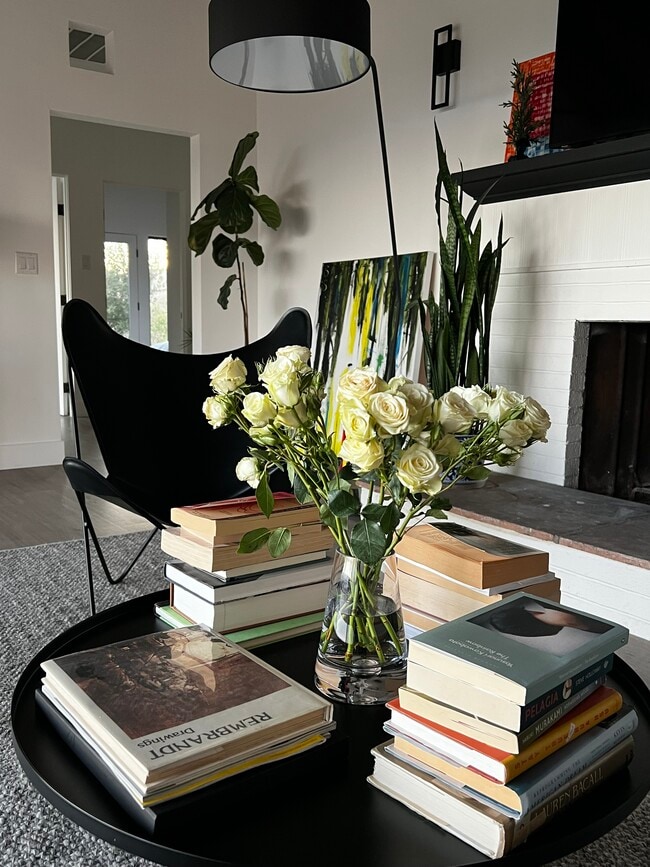 Building Photo - 353 Mariposa Dr