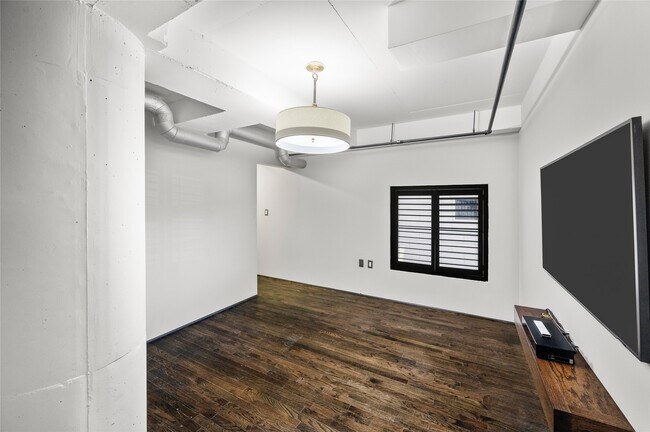 Building Photo - 1025 S Shepherd Dr