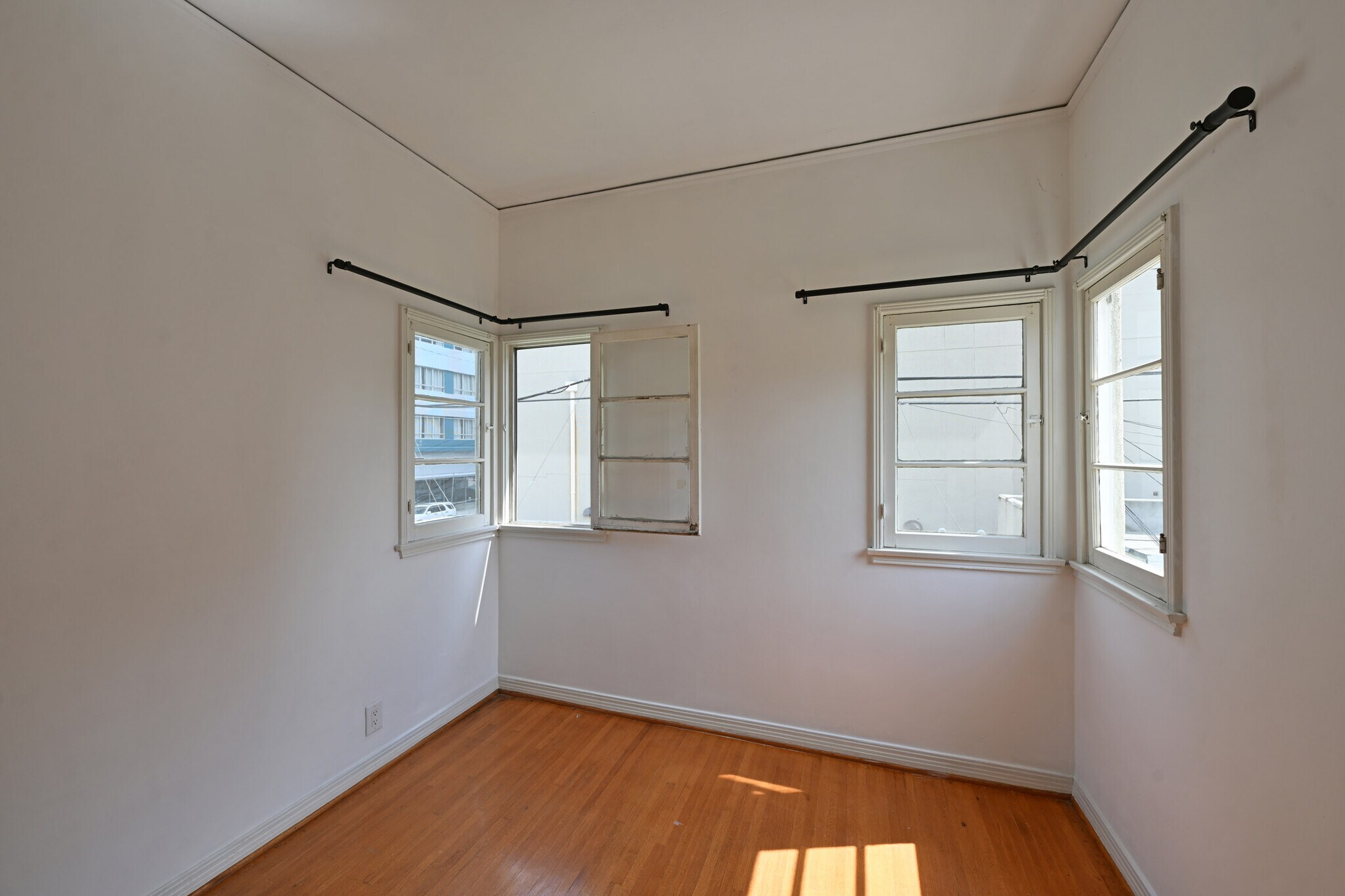 Building Photo - 657 S La Jolla Ave