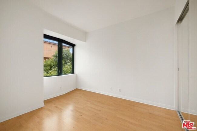 Building Photo - 10520 Wilshire Blvd