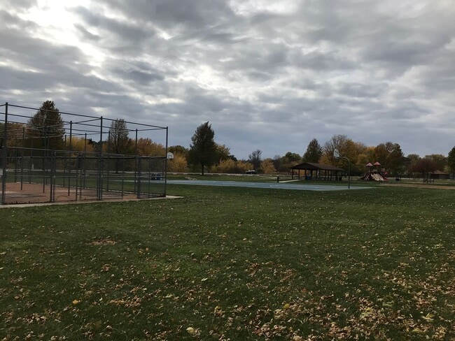 Building Photo - Spacious End Unit 2 Bed/1 Bath Townhome!