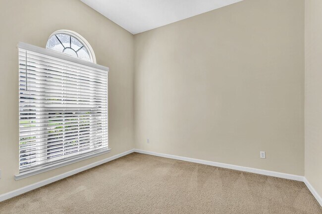 Building Photo - 3 Bedroom 2 Bathroom Home in Hampton Place...