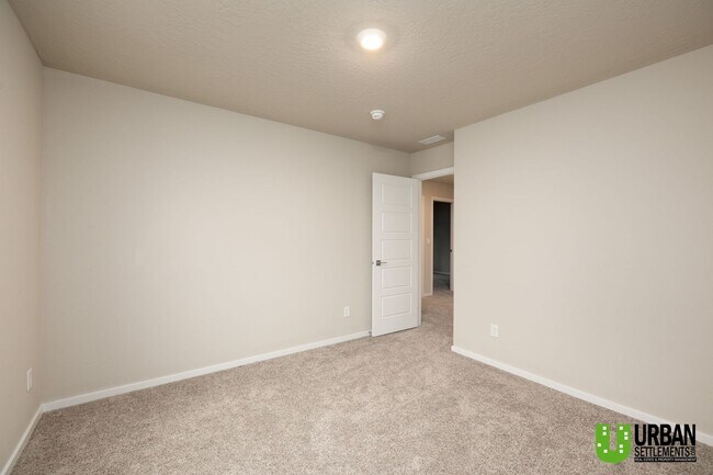Building Photo - 12406 E Dickens Ln