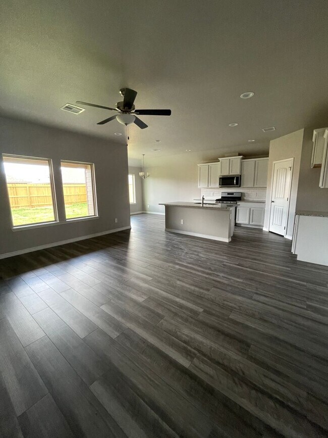 Building Photo - Half off deposit for OCTOBER