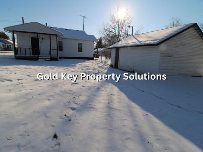 Building Photo - MUNCIE 3 BR 1 BA House with Garage and Covered Porch (SECTION 8 APPROVED)