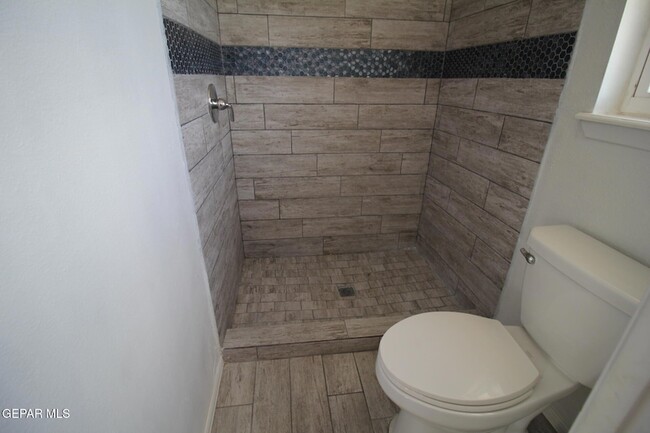 Building Photo - 351 Duanesburg St