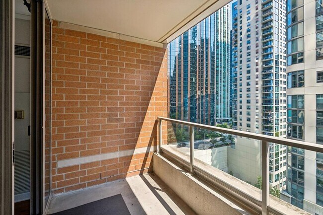 Building Photo - 420 E Waterside Dr