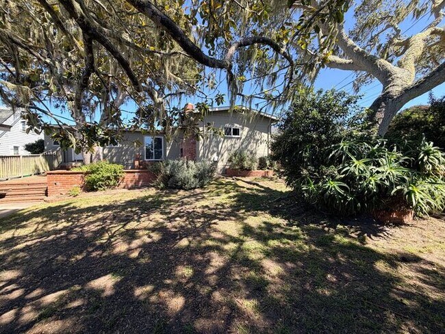 Building Photo - 3 Bed and 3 Bath Home Located Off of Forest Ave