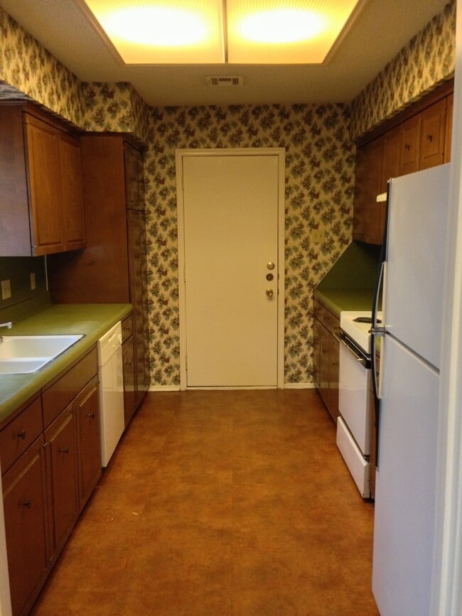 Building Photo - 5801 Roxanne Dr