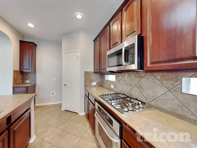 Building Photo - 5805 Paloma Blanca Dr
