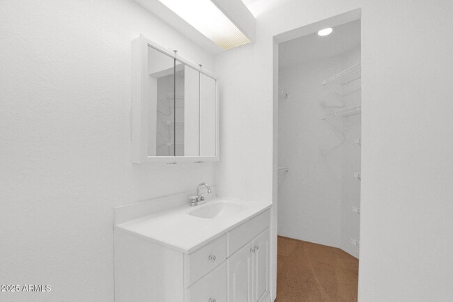 Building Photo - 5035 N 10th Pl