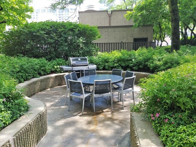 Building Photo - 10 E Ontario St