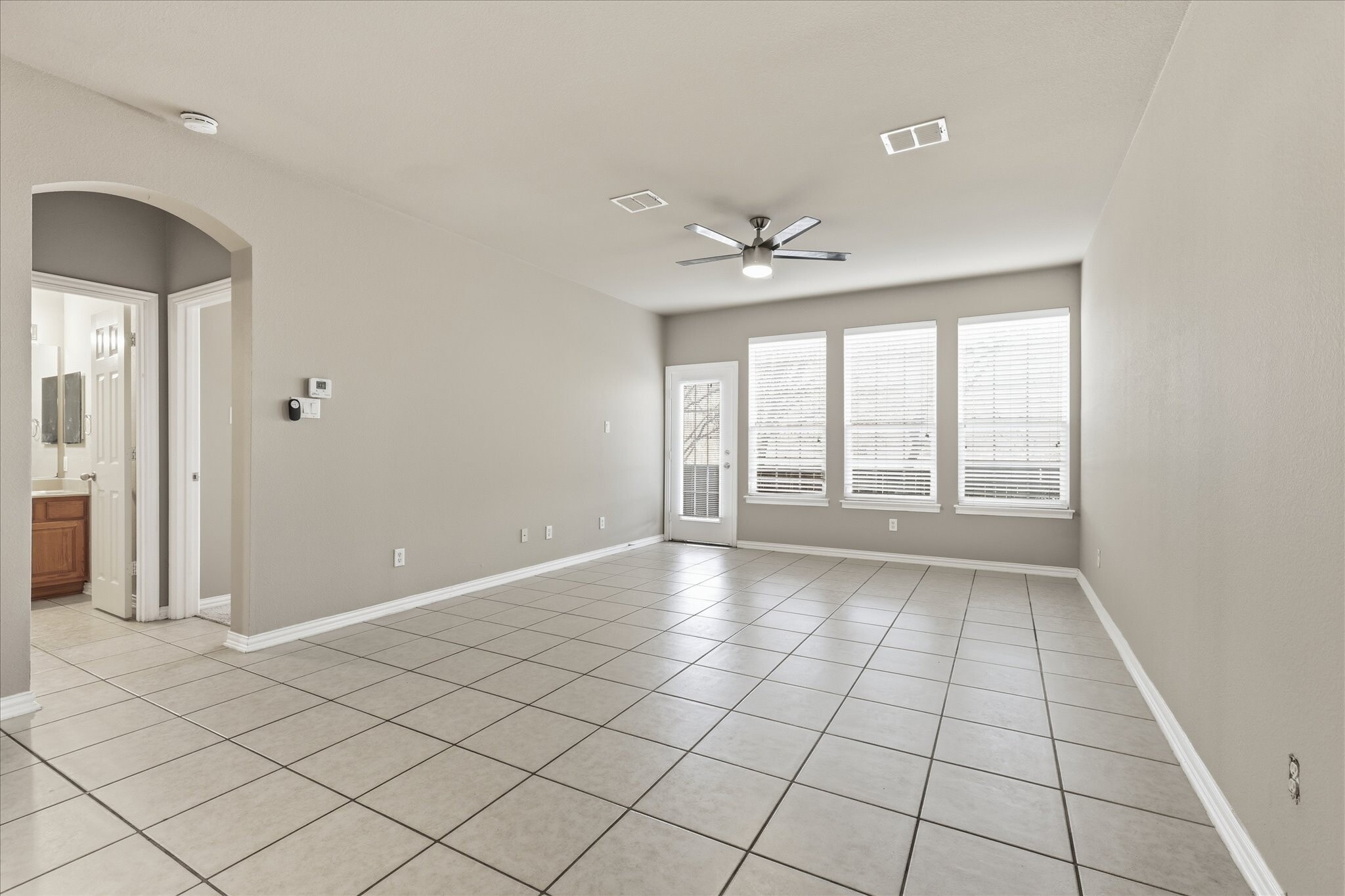 Building Photo - 1725 Brookview Dr