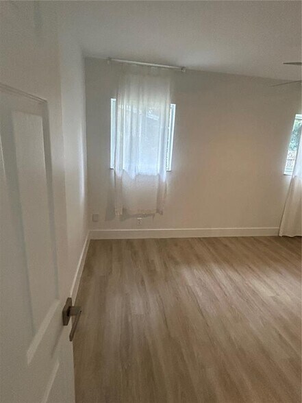 Building Photo - 6121 SW 48th Ct