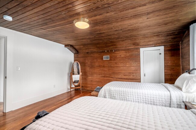 Building Photo - 227 Kershaw St NE