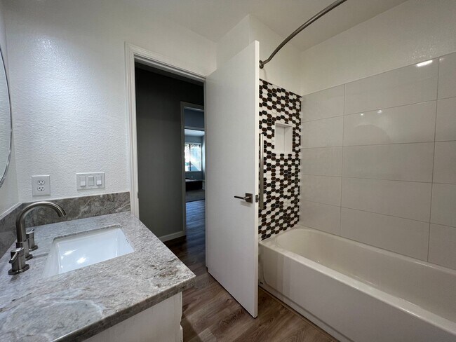 Building Photo - Beautiful 3 Bedroom Home in Roseville