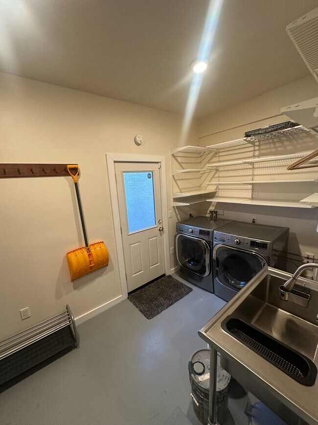 Building Photo - Quaint 3 Bedroom Home with Modern Upgrades- Pet Friendly!