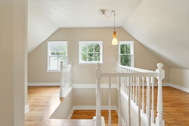 Building Photo - 423 NE 55th Ave