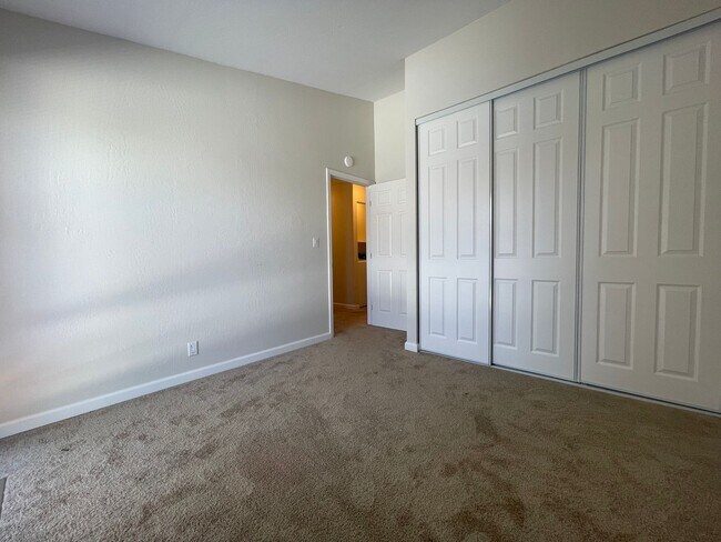 Building Photo - Beautiful Updated 3 Bedroom, 2 1/2 Bath Condo