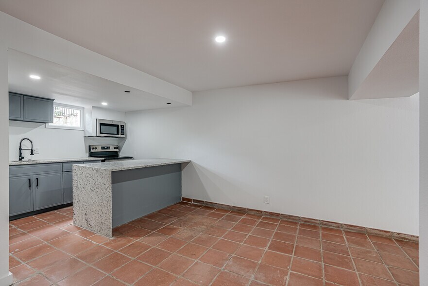 Building Photo - 568 W Quill Dr